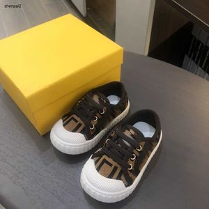 Luxury Designer TODDLER FULL TRINT OF LETTERS NEWBORN SHOES Baby Kids Sneakers Box Packaging Storlek 20-25 Spädbarn Walking Shoes Nov25