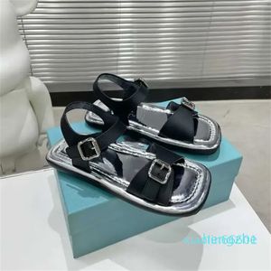 2023 Sapatos femininos de chinelos da primavera e verão Sandals de dedo do pé simples lateral do vento lateral vazio chinelos casuais planos para mulheres 35-39