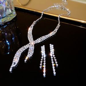 ファッショナブルなダイヤモンドがちりばめられた水滴v字型タッセルネックレスイヤリングセットパーティー、結婚式、婚約カップル、ギフト用の2つの鎖骨チェーンのセット