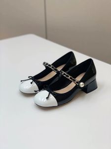 2023 Moda Women Sapatos Bomba Bomba Cute Round redou de pé artesanal Sandals Designer Estilo de designer preto e branco Primavera e outono Couro genuíno grande sola plana 35-40