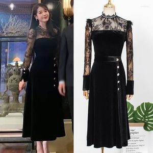 Vestidos casuais 2023 Modelos de outono e inverno Versão coreana feminina do vestido de costura de renda preta da cintura de temperamento