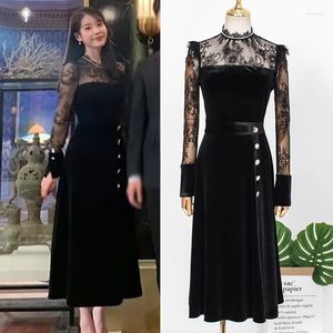 Abiti casual 2023 Modelli autunnali e invernali Versione coreana femminile dell'abito con cuciture in pizzo nero con vita temperata