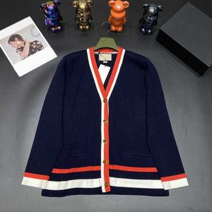 Kadın Sweaters Designer 2023 Erken Sonbahar Yeni Kampüs Örme Stripe Celebrity Casual Hardigan Düz Renk V-Neck Overlay Sweater OLQ6