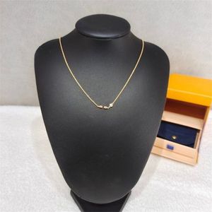 2023 Luxury Brand Designer Necklace Man and Womens Pendant Halsband smycken med logotyp Classic 18K Gold Plated Chain Girl Valentines Day Jewelry