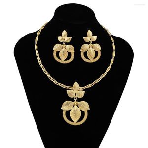 Halskette Ohrringe Set Dubai Goldfarbe plattiert Ausschnitt Blattform Design Anhänger Charm Schmuck afrikanisches Hochzeitsgeschenk für Frauen
