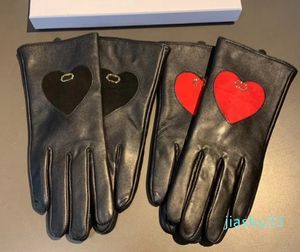 Дизайнерские перчатки для женщин, модные черные овчинные кожаные флисовые перчатки с надписью «красное сердце», женские перчатки с сенсорным экраном, зимние толстые теплые кожаные варежки Gunine