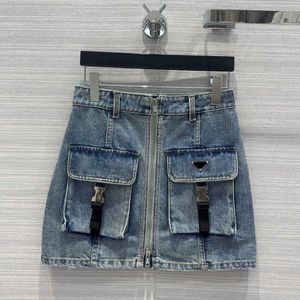 23ss projektant spódnice denim spódnica mini spódnica wrap spódnica logo kieszeń na suwak wysokiej talii Denim krótkie pół spódnica wysokiej jakości odzież damska a1