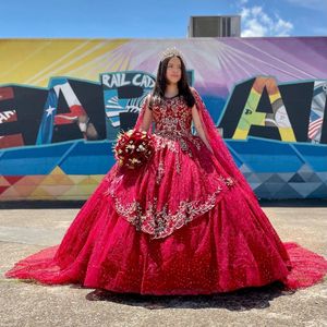 Röd glänsande bollklänning quinceanera klänning tulle applikationer spetspärlor med Cape Sweet 16 födelsedagsfest formell vestidos de xv 15 anos