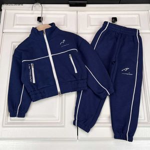 Neue Baby-Trainingsanzüge, Logo-Druck, Kinder-Designerkleidung, Größe 100–160, Herbst, einfarbig, Reißverschluss, Jacke und Hose für Mädchen, Jungen, 25. November