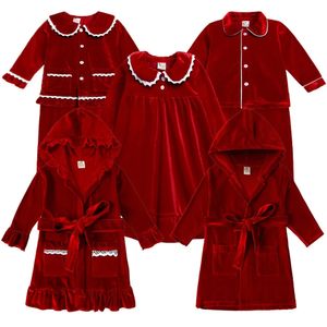 Familjsmatchande kläder 2023 Kids Christmas Robes Pyjamas Red Golden Velvet Dress Match Boy Girl Xmas Costume Toddler Witer Sleepwear Pyjamas 231124