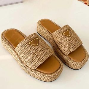 Designer Sandaler Golden Triangle Standard Logo Slippers Luxury Sandaler Kvinnors slip på guldspänne på svartbrun pool Kvinnors avslappnade sandaler strandskor