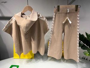 Märke vinter baby spårsuits brev jacquard barn designer kläder storlek 3-12 t knapp flicka cape och breda benbyxor nov25