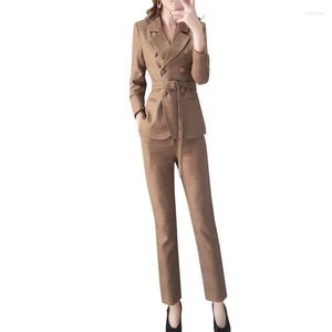 Kvinnors tvåbitar byxor Lättbrun kostym Kvinnlig vår och höstens mode temperament brittiskt vind slim bälte liten blyertspenna tvådelar