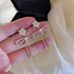 Pure White Color Daisy Butterfly Flower Brincos para mulheres Novo verão Coreano Orecchino Creative Romantic Wedding Jóias