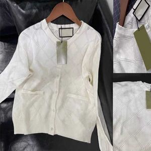 Kadın Sweaters Tasarımcısı Kadınlar oyuk Out Palto Uzun Kollu Kadın V Yastın Örgü INS STYLE CRADIGAN GEometrik Üst Lady T Shirt Sonbahar Kış Modaya Modaya