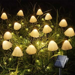 Gräsmattor LED Utomhus Solar Mushroom Lights Waterproof Landscape Christmas Garland Fairy String Lamp för Yard Lawn Garden Patio Dekoration Q231125