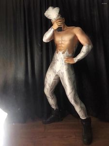 Scena noszenie impreza klubowa dj taniec seksowne mężczyźni białe pióra drukowane mięśnie kombinezony elastyczne chude rajstops.