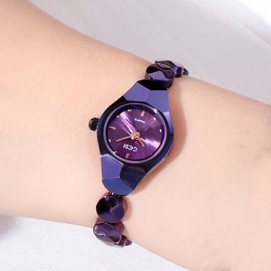 Orologi di lusso alla moda da donna di alta qualità. Il bracciale in lega è un piccolo e delicato orologio con batteria al quarzo di design