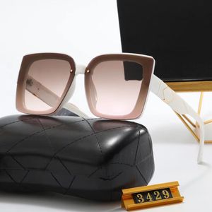 Occhiali da sole quadrati oversize design unico delle aste occhiali da sole per uomo e donna con decorazione intarsio in metallo moda personalizzata che guidano la protezione dai raggi UV