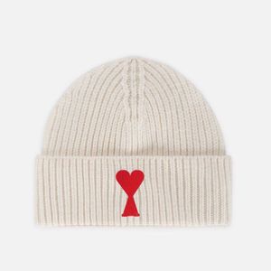 Zimowe czapki dla kobiet dzianin bonnet amis designerka czapka moda czerwone serce kreatywny hip -hop nowoczesne cappello ciepłe ulice luksusowe czapki jako prezenty ga050