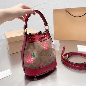 Strawberry bolsa de bolsa de couro Totes Mulher Luxuris Designers Bolsas Designers de moda Bolsas Bolsas Lady Messenger Crossbody Bags C-Letter Saco de ombro 230223