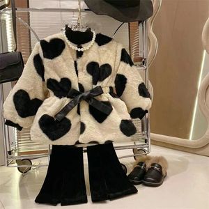 Set di abbigliamento Cappotto per ragazze amore giacca calda in lana ispessita con perline di mucca 2023 cardigan invernale per bambini moda 231124