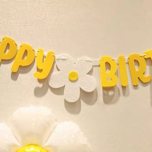 Bannerflaggor Daisy Happy Birthday Non Woven White Flower Garden Party Decoration Children's Baby Shower Hanging National Flag