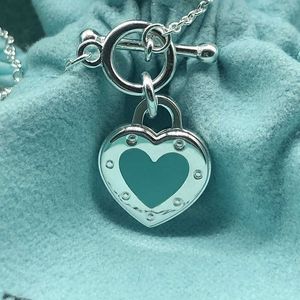 Designermärke TIFFAYS S925 Sterling Silver Womens Blue Heart Necklace Letter Love Pendant Enkelt och mångsidigt nålspänne Kärleksklavikelkedja