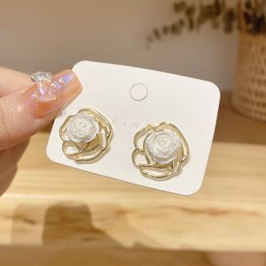 Nuovi orecchini alla moda coreana per le donne Orecchini pendenti con fiore bianco pendientes Gioielli per l'orecchio di moda regalo di Capodanno