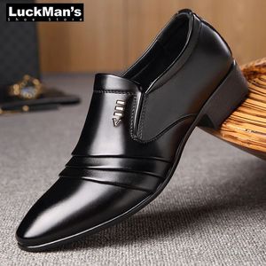 Klänningskor Luckman Mens klädskor Pu Leather Fashion Men Business Dress Loafers Pointy Black Shoes Oxford Breattable Wedding Shoes 231124