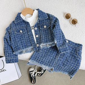 Abiti coordinati per la famiglia Ragazza Set di vestiti in denim Moda coreana Giacca per bambini per bambini Gonna 2 pezzi Abiti Autunno Primavera Set di abbigliamento stile casual Outfit 231124