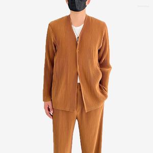 Coletes masculinos Miyake Men Pleated Jacket Spring 2023 Vitador casual de decote em V Luz de luxo de luxo de cor sólida colorida