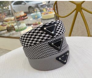 Designer Brand Triangle Letters Retro Black and White Check Bands Bandana Women Women Sport Headwrap Hair Accessori