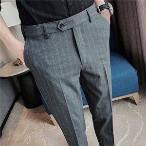 Pantaloni da uomo Pantalones Hombre Nuovi pantaloni da completo a vita allungata per uomo Abbigliamento Abbigliamento formale da lavoro Slim Fit Pantaloni da ufficio a righe casual zln231125