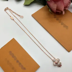 Lüks marka kolye kolye tasarımcısı moda takı cjeweler mektup kaplama altın gümüş zincir erkekler için kadın modaya uygun tiktok var mücevherler vn-32