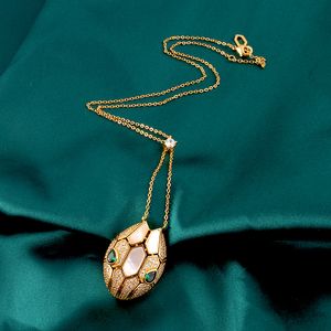 Белый дизайнер изящные начальные ожерелья для женщин Элегантный змея клевер -ожерелье с высоким качеством четки четки Чисты