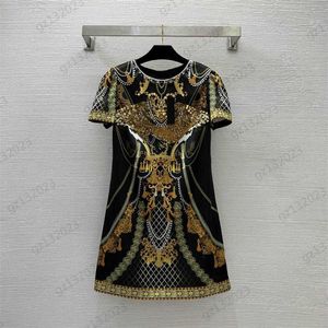 Fashion Dresses Luxury Hot Drill Decorative Neckline Classic Crew Neck Design Short Sleeves Dress Retro Plaid Print Bunching Waist Slimming Maxiskit Women