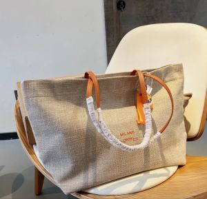 Lyxiga shoppingväskor Kvinnor Totes Handväska Designer Canvas Bag Fashion Letter Printing Classic Shoulder Bag med liten hänge stor kapacitet