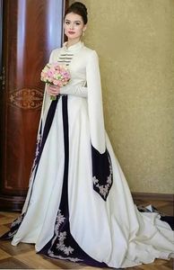 Tradycyjny A Line Caucasus Wedding Dress Court Train Vintage Białe i czarne satynowe suknie ślubne długie rękawy Stand Kllar Kobiety Eleganckie ubranie formalne 2024