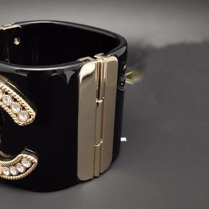 CH-Armreif „Love“ Geeignet für Handgelenke mit einem Umfang von 15–17 cm für Damen-Designer-Armband. Die Details des offiziellen Replik-Armreifs stimmen mit dem Originalprodukt „Premium Gifts 010“ überein