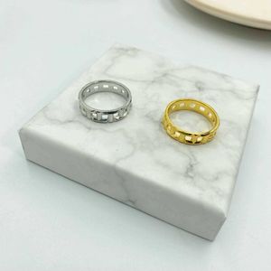 Designer -Marke TFFs gleiche klassische leichte Luxus t Element Square ausgehöhltes Ring -Minderheit Design Vielseitige Persönlichkeit