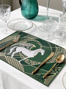 Mild Luxury Retro Steed Printed Dining Table Placemat vattentät oljebeständigt läder västerländsk placemat bordsmatta 45*32,5 cm