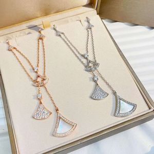 Pendant Necklaces High Version Multi Piece Dresses Necklaces Couples Fashionable Personalized Pendants Womens Light and Niche Design Sense