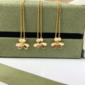 Fyra bladklöverhalsband frivoles blommor designer smycken set hänge halsband armband örhänge guldmor av pärlgrön blommor halsband länk kedja kvinnor