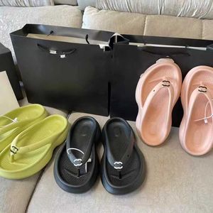 Nova França Férias Flat Sole Mulher Chinelos Mule Férias de Verão Roma Slides Conforto Tricô Design Sandália 2023 Clássico CCity Moda Luxo 88J4