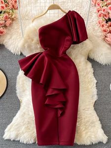 Klä sexig av axelfestklänning kvinnor sommar diagonal hög midja oregelbunden ruffle bodycon vestidos kvinnlig casual röd/rosa mantel ny