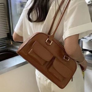 Design retro multi-pocket casual underarm bag 2023 early fall new commuter hand bill shoulder bag