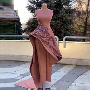 2023 Modern Women Jumpsuit Prom Dresses for Women spetsapplikationer peplum dammig satin chic formell aftonklänningar runningsbanan specialtillfällen byxor dräkter