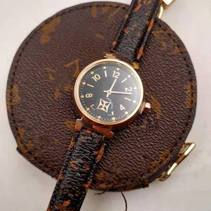 العلامة التجارية الفاخرة v عتيقة سوار من جلد البقرة غير الرسمية ساعة Women Leather Wristwatch Watches Classic for Womens Relogio feminino orologio di lusso هدايا للنساء