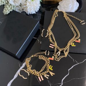 Conjuntos de joias Designer Colar Pulseiras designer para mulheres Carimbo Pulseira Marca Menina Logo Colar Presente Romântico Amor Brincos de Pérola Acessórios